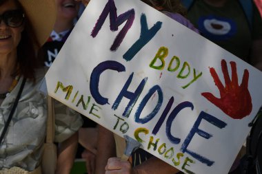 Yumurtayı koru. Kürtaj hizmeti, üreme adaleti. Kadınlar yürüyüş hakları, kürtaj vücut seçimi, feminizm. Los Angeles, ABD - 14 Mayıs 2022.