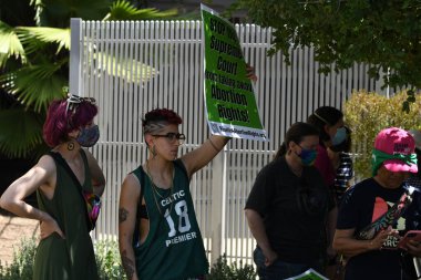 Kürtaj hizmetini ve üreme adaletini yasaklıyor. Kadınlar yürüyüş hakları, kürtaj vücut seçimi, lgbt ve lgbtq. Yumurtayı koru. Los Angeles, ABD - 14 Mayıs 2022.