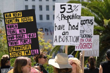 Yumurtayı koru. Kürtaj, üreme adaleti. Kadınlar yürüyüş hakları, kürtaj vücut seçimi, feminizm. Los Angeles, ABD - 14 Mayıs 2022.
