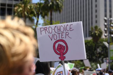 Kadın yürüyüşü. Kürtaj hizmetini ve üreme adaletini yasaklıyor. Kadın hakları, kürtaj vücut seçimi. Yumurtayı koru. Los Angeles, ABD - 14 Mayıs 2022.