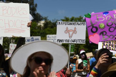 Kürtaj hizmeti, üreme adaleti. Kadınların hakları, kürtaj vücut seçimi, cinsiyet ve feminizm yürüyüşleri. Yumurtayı koru. Los Angeles, ABD - 14 Mayıs 2022.