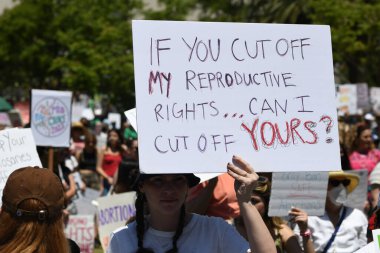 Yumurtayı koru. Kürtaj, üreme adaleti. Kadınlar yürüyüş hakları, kürtaj vücut seçimi, feminizm. Los Angeles, ABD - 14 Mayıs 2022.