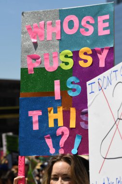 Kadın yürüyüşü. Kürtaj hizmetini ve üreme adaletini yasaklıyor. Kadın hakları, kürtaj vücut seçimi. Yumurtayı koru. Los Angeles, ABD - 14 Mayıs 2022.