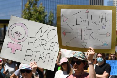 Kürtaj hizmetini ve üreme adaletini yasaklıyor. Kadınlar hakları için yürür, kürtaj yaptırırlar. Yumurtayı koru. Los Angeles, ABD - 14 Mayıs 2022.