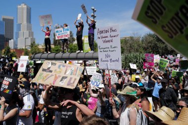 Yumurtayı koru. Kürtaj hizmeti, üreme adaleti. Kadınlar yürüyüş hakları, kürtaj vücut seçimi, feminizm. Los Angeles, ABD - 14 Mayıs 2022.