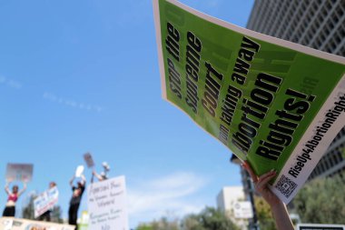 Yumurtayı koru. Kürtaj, üreme adaleti. Kadınlar yürüyüş hakları, kürtaj vücut seçimi, feminizm. Los Angeles, ABD - 14 Mayıs 2022.