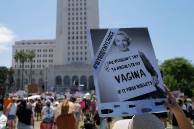 Kürtaj hizmetini ve üreme adaletini yasaklıyor. Kadınlar yürüyüş hakları, kürtaj vücut seçimi, lgbt ve lgbtq. Yumurtayı koru. Los Angeles, ABD - 14 Mayıs 2022.