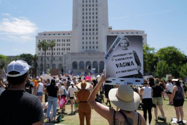 Kürtaj hizmeti, üreme adaleti. Kadınların hakları, kürtaj vücut seçimi, cinsiyet ve feminizm yürüyüşleri. Yumurtayı koru. Los Angeles, ABD - 14 Mayıs 2022.