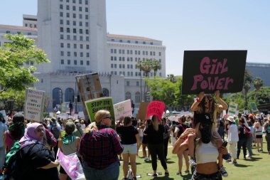 Yumurtayı koru. Kürtaj hizmeti, üreme adaleti. Kadınlar yürüyüş hakları, kürtaj vücut seçimi, feminizm. Los Angeles, ABD - 14 Mayıs 2022.