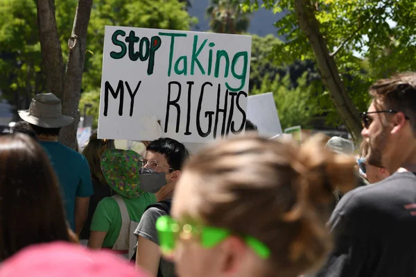 女人在游行停止堕胎服务，生殖公正。女人的权利，流产的身体选择。保护roe 。美国洛杉矶- 2022年5月14日. — 图库照片