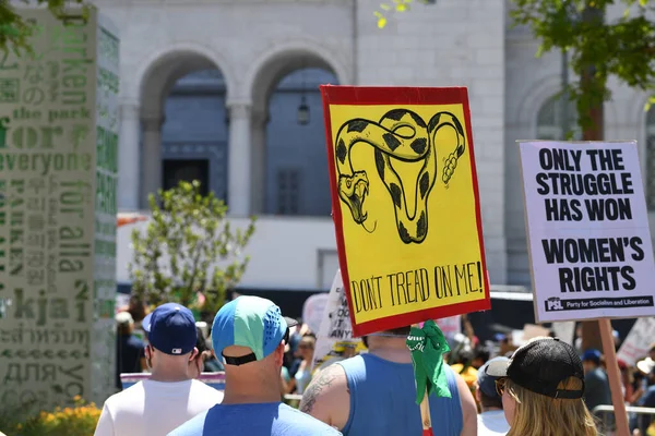 Kürtaj hizmetini ve üreme adaletini yasaklıyor. Kadınlar yürüyüş hakları, kürtaj vücut seçimi, lgbt ve lgbtq. Yumurtayı koru. Los Angeles, ABD - 14 Mayıs 2022. — Stok fotoğraf