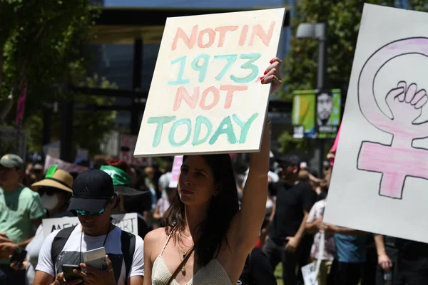 Proibição do serviço de aborto, justiça reprodutiva. Mulheres marcham direitos, aborto escolha do corpo, lgbt e lgbtq. Protege o roe. Los Angeles, EUA - 14 de maio de 2022. — Fotografia de Stock