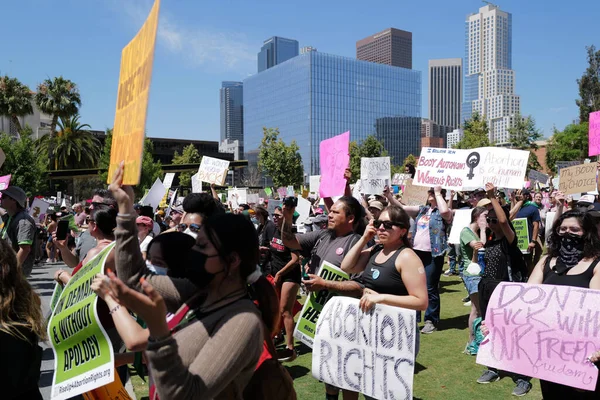 Kadın yürüyüşü. Kürtaj hizmetini ve üreme adaletini yasaklıyor. Kadın hakları, kürtaj vücut seçimi. Yumurtayı koru. Los Angeles, ABD - 14 Mayıs 2022. — Stok fotoğraf