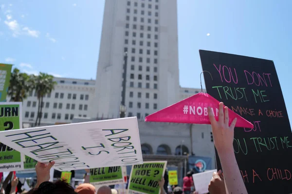 Kürtaj hizmetini ve üreme adaletini yasaklıyor. Kadınlar yürüyüş hakları, kürtaj vücut seçimi, lgbt ve lgbtq. Yumurtayı koru. Los Angeles, ABD - 14 Mayıs 2022.
