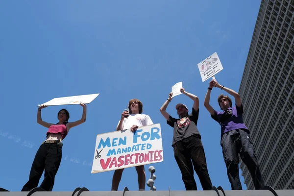 Serviço de aborto, justiça reprodutiva. Mulheres marcham direitos, aborto escolha do corpo, gênero e feminismo. Protege o roe. Los Angeles, EUA - 14 de maio de 2022. — Fotografia de Stock