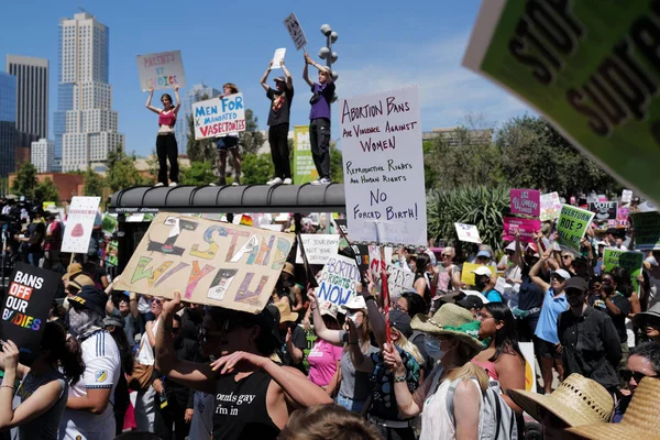 Yumurtayı koru. Kürtaj hizmeti, üreme adaleti. Kadınlar yürüyüş hakları, kürtaj vücut seçimi, feminizm. Los Angeles, ABD - 14 Mayıs 2022.