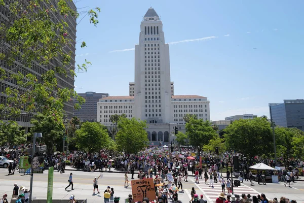 Kürtaj hizmetini ve üreme adaletini yasaklıyor. Kadınlar yürüyüş hakları, kürtaj vücut seçimi, lgbt ve lgbtq. Yumurtayı koru. Los Angeles, ABD - 14 Mayıs 2022.