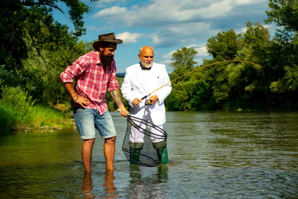 Erkeklerin hobisi ve eğlencesi. Balıkçılar başarılı bir şekilde balık yakalar. Fisher emekliliği. Balıkçı oltasıyla takım elbiseli emekli bir işadamı. Erkek arkadaşlığı. Dedem ve Drandson balık tutuyor..