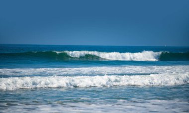 Okyanus ya da deniz tropikal dalgaları. Okyanus arka planı, deniz manzarası. Dalgalı tropik plaj, doğa arka planı. Yaz tatili ve seyahat kavramını kopyala.