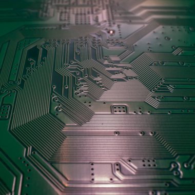 Elektronik devre kartı kapanıyor. Elektronik anakart kartı. Devre ve elektronik cihazlara yakın çekim. Elektrik devreleri ve teknoloji dokusundaki elektronik aletlerin arkaplanı.