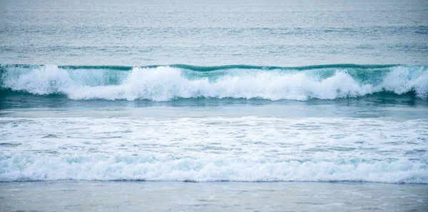 Summer beach, ocean waves on a tropical sea with deep blue wawes. Calm sea, ocean background. — Foto de Stock