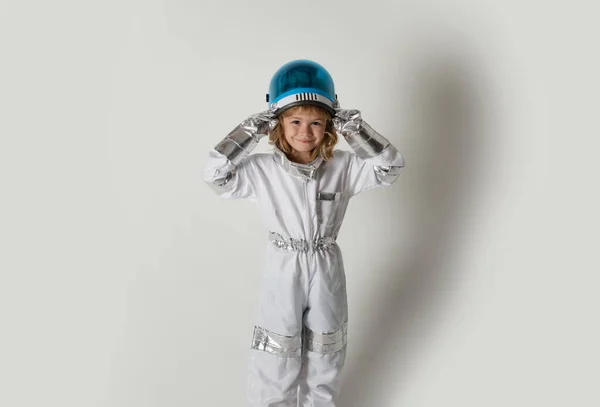 Kleiner Junge im Astronautenhelm-Kostüm und. Nettes Kind im Astronautenkleid, das spielt und davon träumt, Raumfahrer zu werden. Erfolgreiches, kreatives und Start-up-Konzept. — Stockfoto