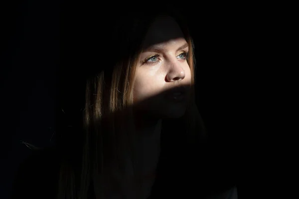 Snygg sexig kvinna på en grå bakgrund. Sensuell ung modell på svart studio. Mode porträtt av elegant kvinna i skuggan. — Stockfoto