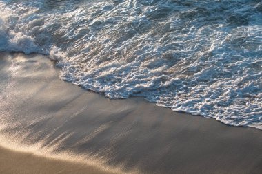 Tropik sahilde mavi sakin deniz. Sakin okyanus dalgaları.