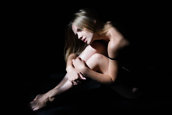 En sexig kvinnas kropp i erotisk klänning. Sexig erotisk vacker kvinna i mörk studio. Skönhet och mode. Sexig ung kvinna med långa ben på svart bakgrund. — Stockfoto