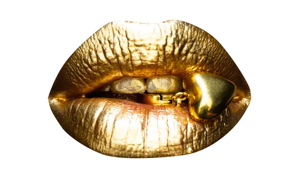 Mujeres labios dorados, cerca de fondo aislado. Boca de oro aislada. Concepto joyería. —  Fotos de Stock