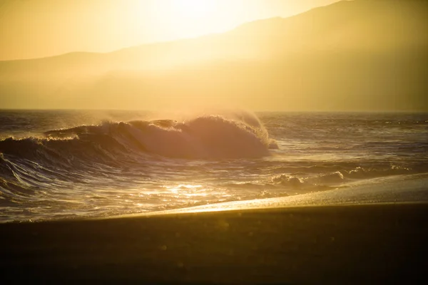 Hintergrund Sonnenaufgang. Seelandschaft bei Sonnenaufgang über dem Meer. Naturlandschaft. Schöne Wolkenlandschaft über dem Meer, Sonnenaufgang. Wellen plätschern. — Stockfoto