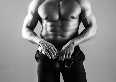 Çıplak gövdeli bir adam..