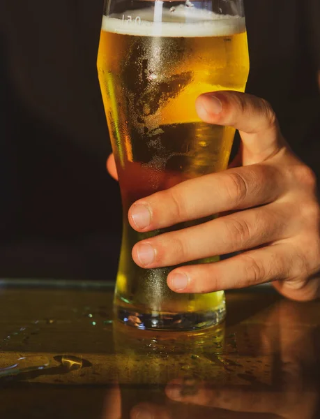Ölmuggar. Man hand hålla kopp glas öl. — Stockfoto