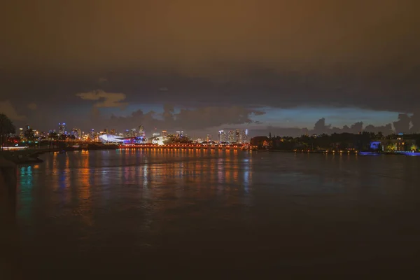 佛罗里达州迈阿密市，日落全景，比斯开湾上有商业和住宅建筑及桥梁。天际线夜景. — 图库照片