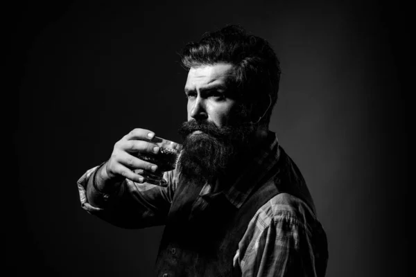 Une boisson alcoolisée. Un homme qui boit de l'alcool. Barmaid attrayant dans le bar à whisky. — Photo