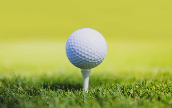 Balle de golf sur fond de parcours vert avec espace de copie. — Photo