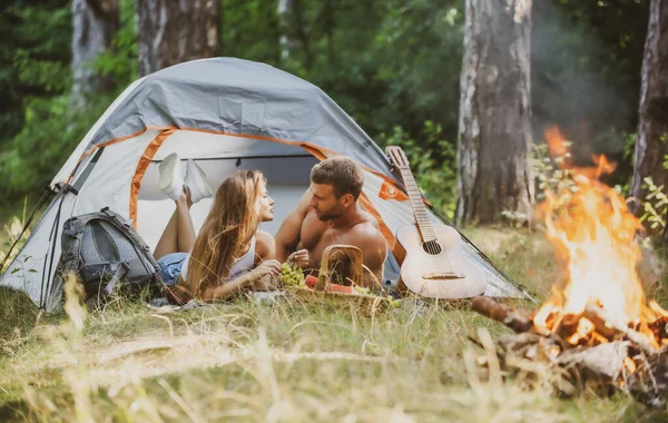 Couple on camping. Young coupl at countryside camping. Couple in love. Girlfriend and boyfriend on romantic weekend in nature. Carefree coupl near campfire bonfire, freedom concept. — Fotografia de Stock