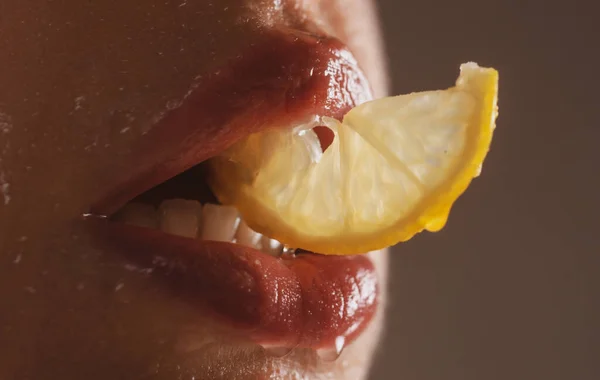 Крупный план идеальный натуральный укус губы лимон, женский рот. Женский водный коктейль. Закрой мокрые сексуальные губы. Молодая девушка пьет коктейль из красной губы. — стоковое фото