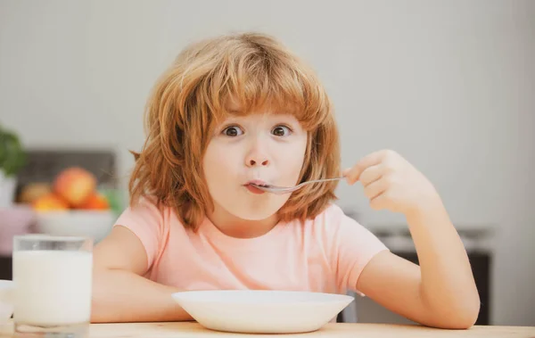 Niño pequeño caucásico comiendo sopa saludable en la cocina. Nutrición saludable para los niños. Nutrición infantil. — Foto de Stock