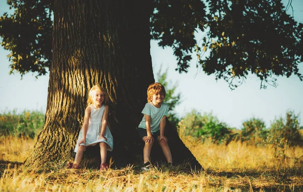 Feliz infancia. Amigos cercanos. Niña y niño positivos. Momentos felices. Posando afuera. Lindo chico y chica. Niño pequeño al aire libre. Pequeños niños felices . —  Fotos de Stock