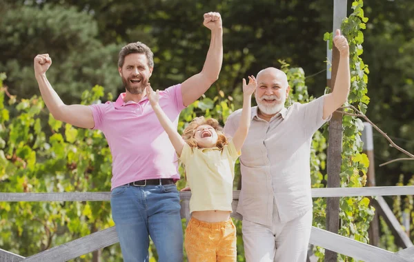 Aufgeregter Großvater Vater und Sohn draußen. Drei Männer. Glückliche Männerfamilie. — Stockfoto