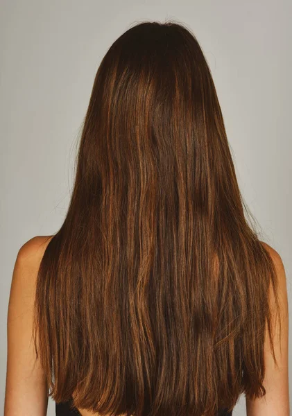 Cabelo de mulher para trás. Saúde conceito de cabelo longo. — Fotografia de Stock