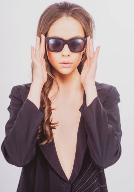 Moda yaz gözlükleri. Güneş gözlüklü kendine güvenen bir kadın. Moda tarzı eğilimi.