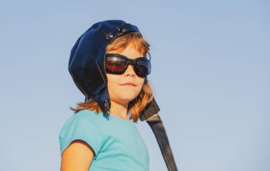 Pilot kasklı ve gözlüklü çocuklar, şirin çocuk portresini kapatın. Çocuklar rüya görür.