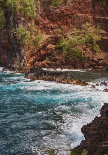 Krásná oceánská pláž s velkými skalami na břehu a ve vodě. Vlny v oceánu. Letní prázdniny, prázdniny. Pláž Red Sand, Maui na Havaji. — Stock fotografie