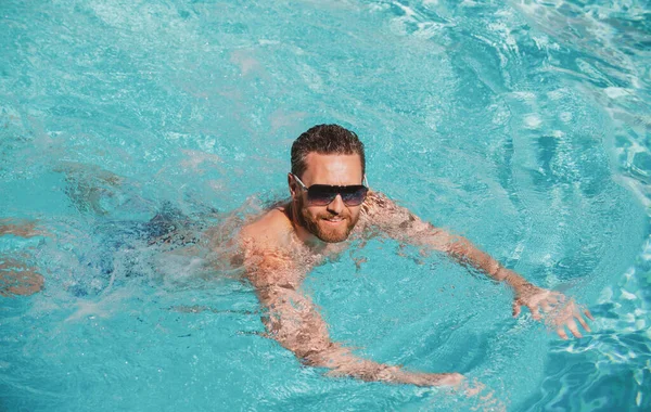 Nadšený muž v bazénové vodě. Lázeňské letovisko. Dovolená v létě. Letní muž. — Stock fotografie