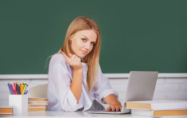 Adolescente mignonne, écolière écrire des notes, regarder la vidéo webinaire en ligne, apprendre sur ordinateur portable, s'asseoir dans la salle de classe, cours d'elearning à distance, vidéoconférence sur PC. Enseignement à distance. — Photo