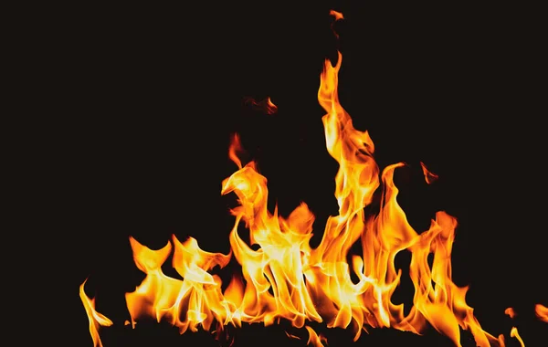 Ogniowy izolat na czarnym tle. Płonące płomienie, abstrakcyjna faktura. Projekt artystyczny dla wzoru ognia, tekstury płomienia. — Zdjęcie stockowe