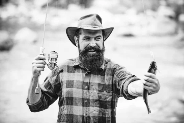 Catching a big fish with a fishing pole. Fish on the hook. Fly fishing. Holding brown trout. Fishing with spinning reel. Concepts of successful fishing. — Stock Photo, Image