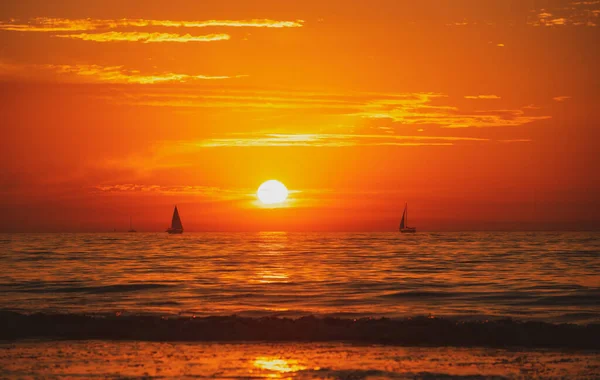 Seascape golden sunrise over the sea. Nature landscape. Beautiful orange and yellow color on ocean sunset. Seascape with gold sky and clouds. — Stock Photo, Image